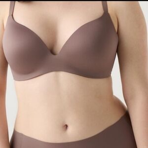 ✨️NWT✨️ Uniqlo Seamless 3D Hold Bra, Size 34AA (36A)
